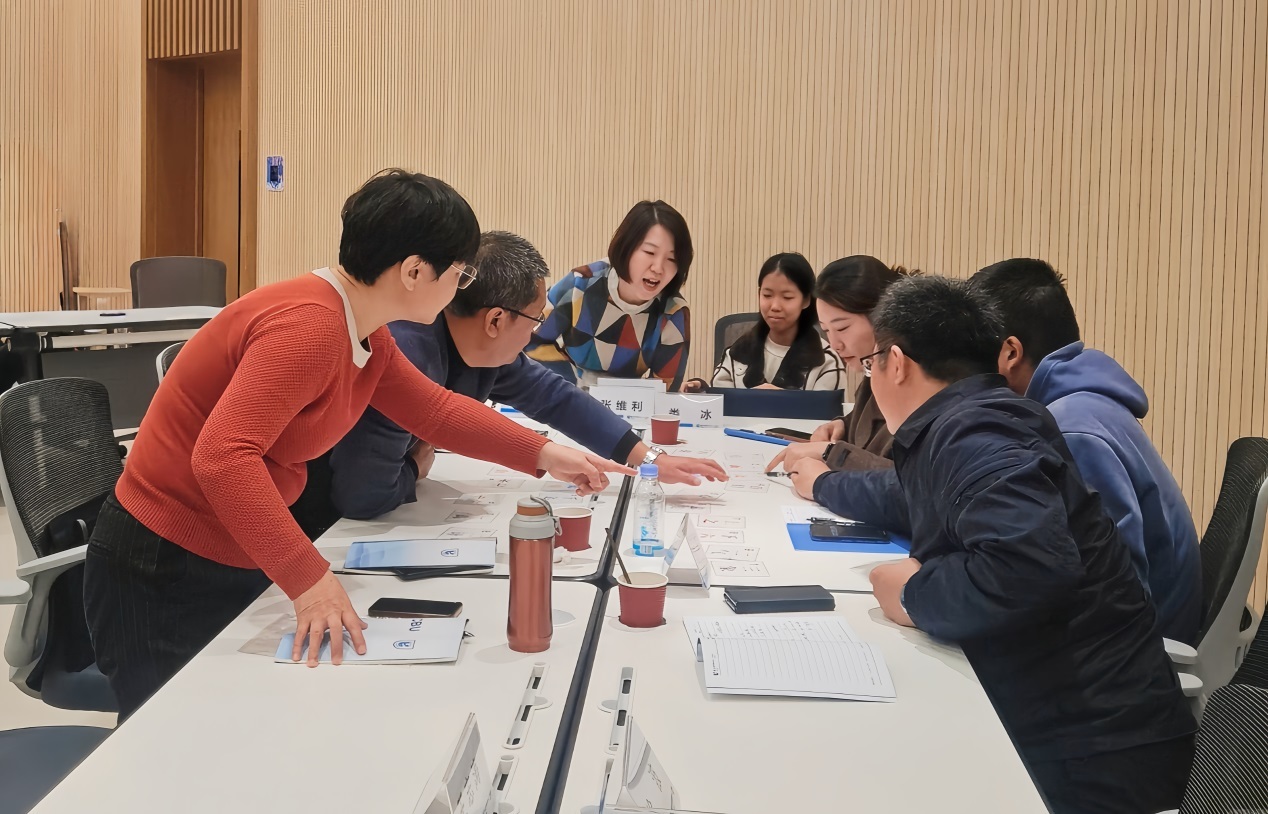 (企业家代表分享经验并交流讨论)